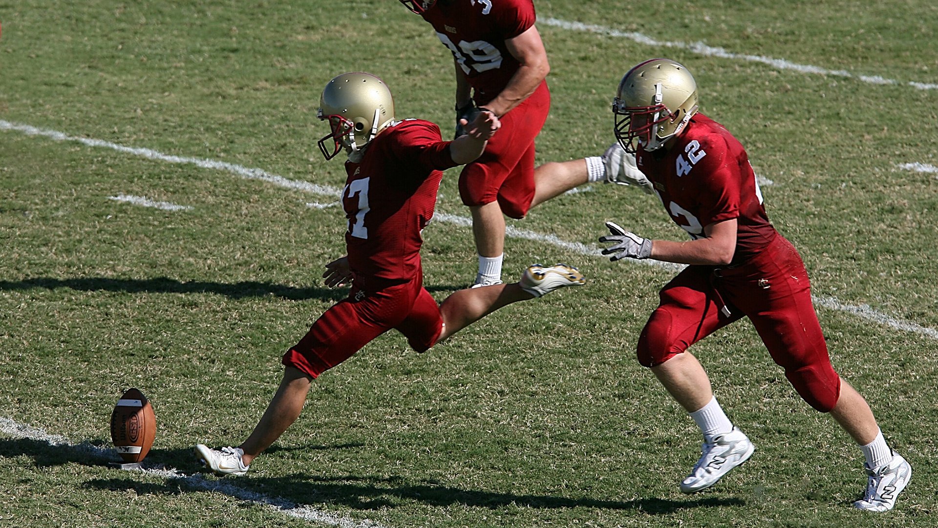 “未来赛车：自主驾驶引领速度新革命”，未来概念赛车